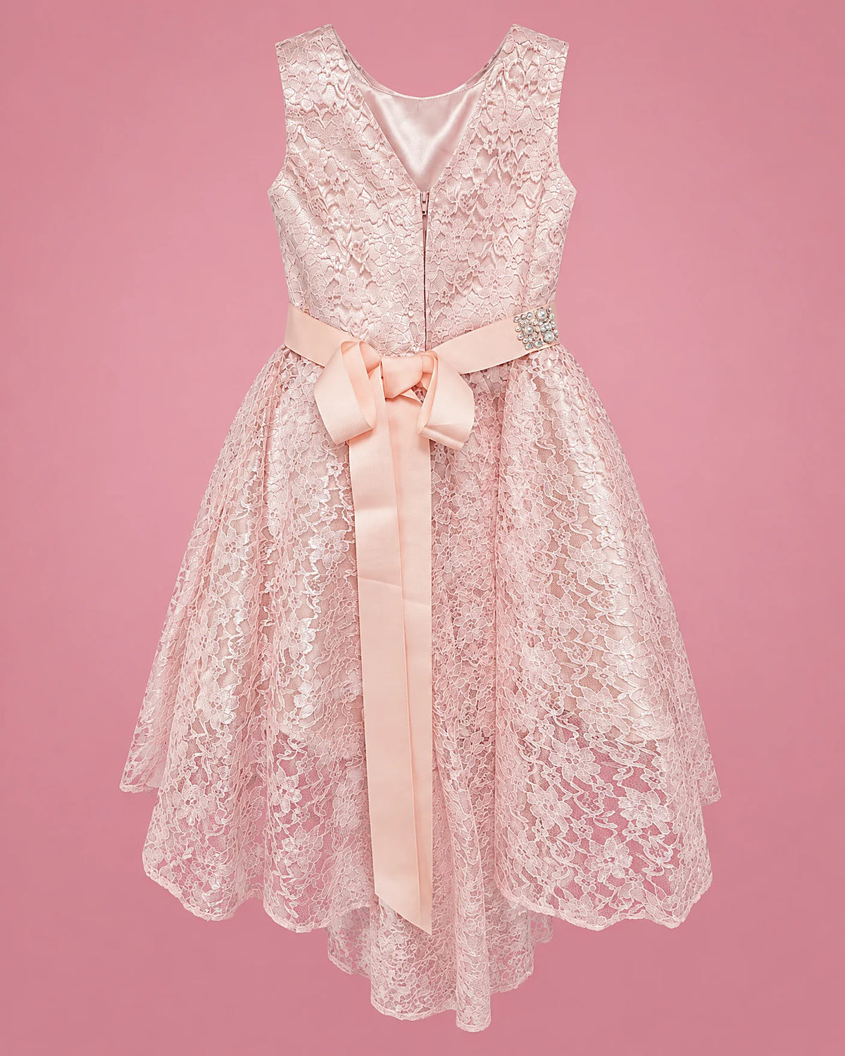 Vestido de encaje rosa claro con brillos y lazo melocotón para niña, vista de espalda | JR Baby Center