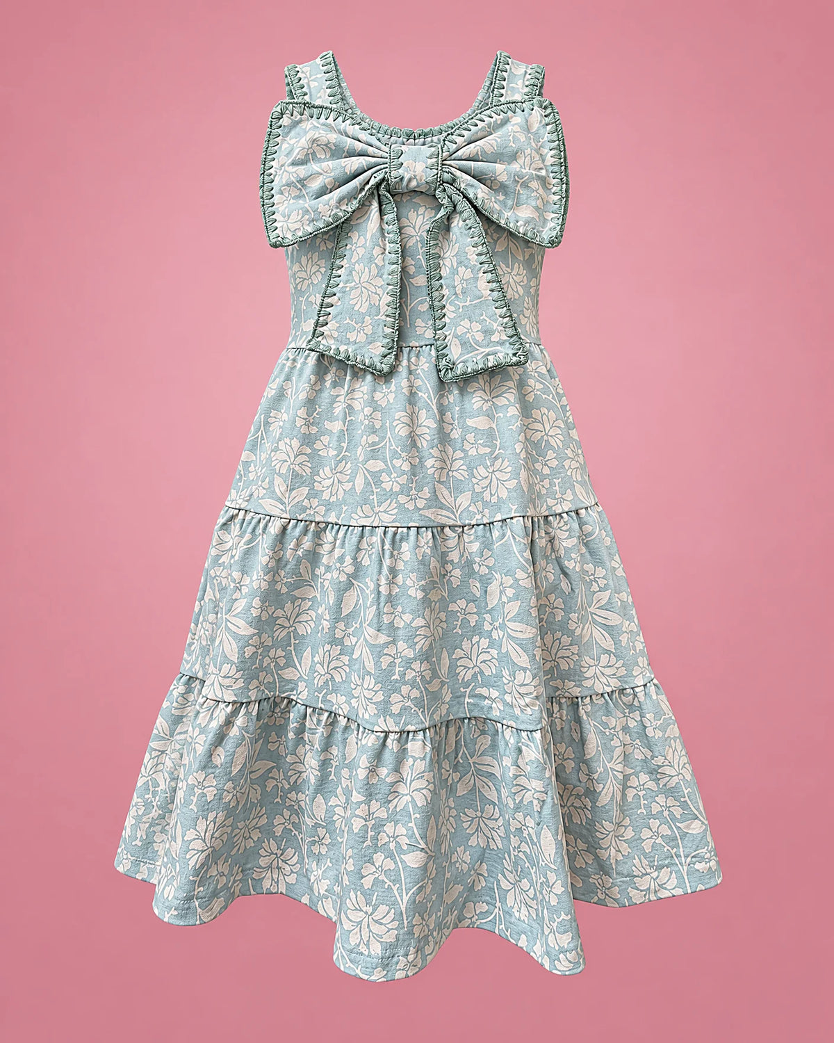 Vestido celeste con flores blancas y lazo grande al pecho para niña, vista de frente | JR Baby Center