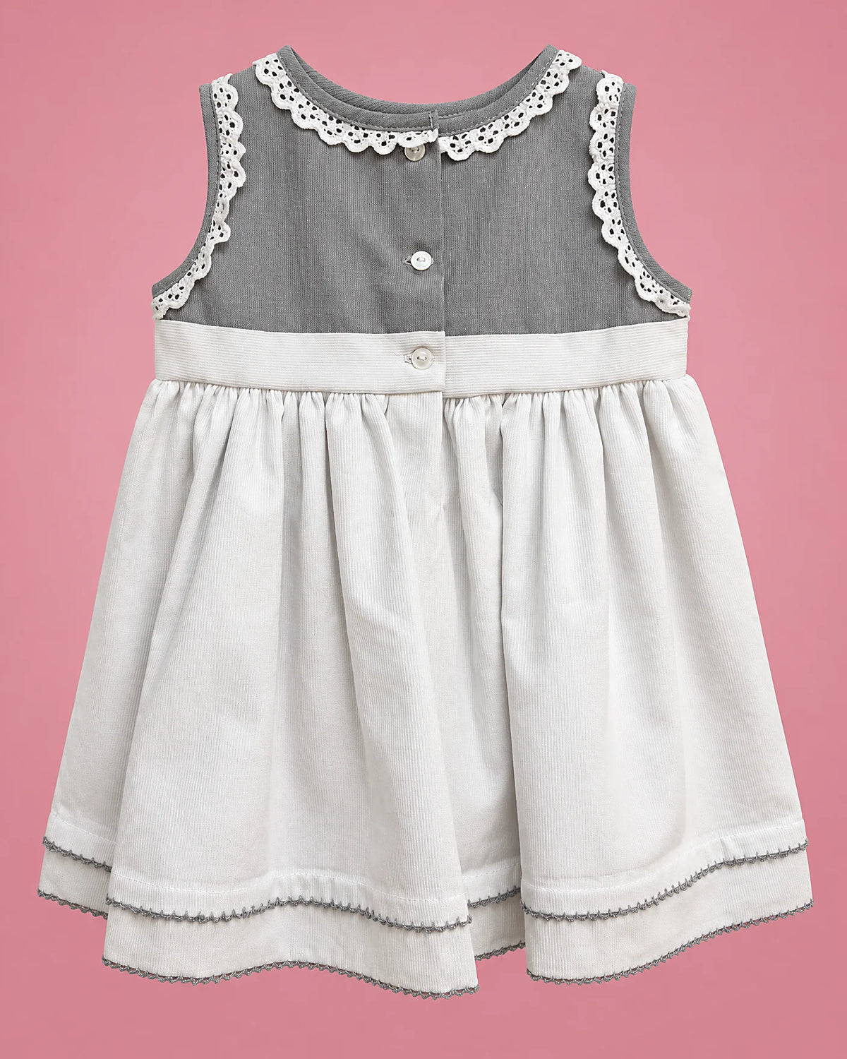 Vestido gris y blanco con encaje y lazo para bebé niña, vista de espalda | JR Baby Center