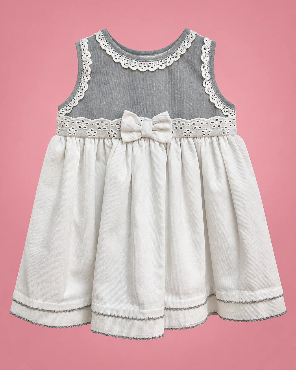Vestido gris y blanco con encaje y lazo para bebé niña, vista de frente | JR Baby Center