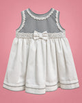 Vestido gris y blanco con encaje y lazo para bebé niña, vista de frente | JR Baby Center