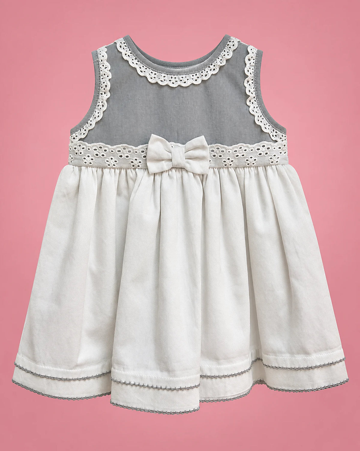 Vestido gris y blanco con encaje y lazo para bebé niña, vista de frente | JR Baby Center