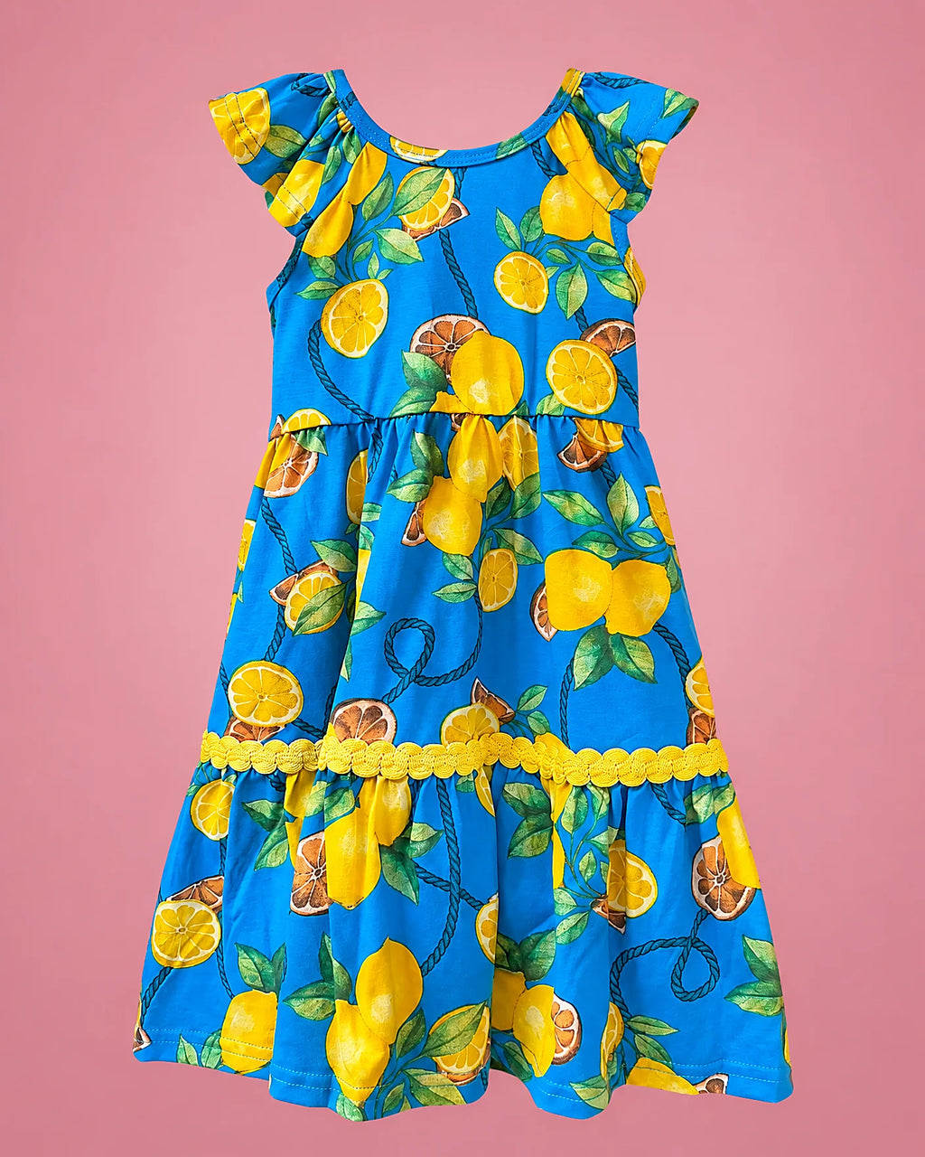 Vestido azul con limones y cinta amarilla en capas para niña, vista de espalda | JR Baby Center