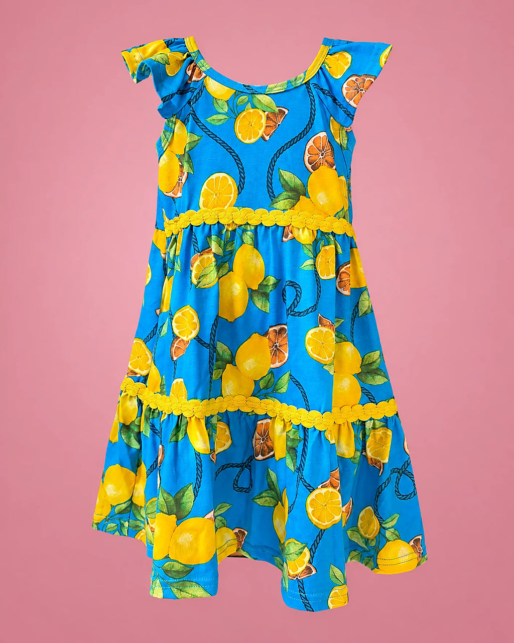 Vestido azul con limones y cinta amarilla en capas para niña, vista de frente | JR Baby Center