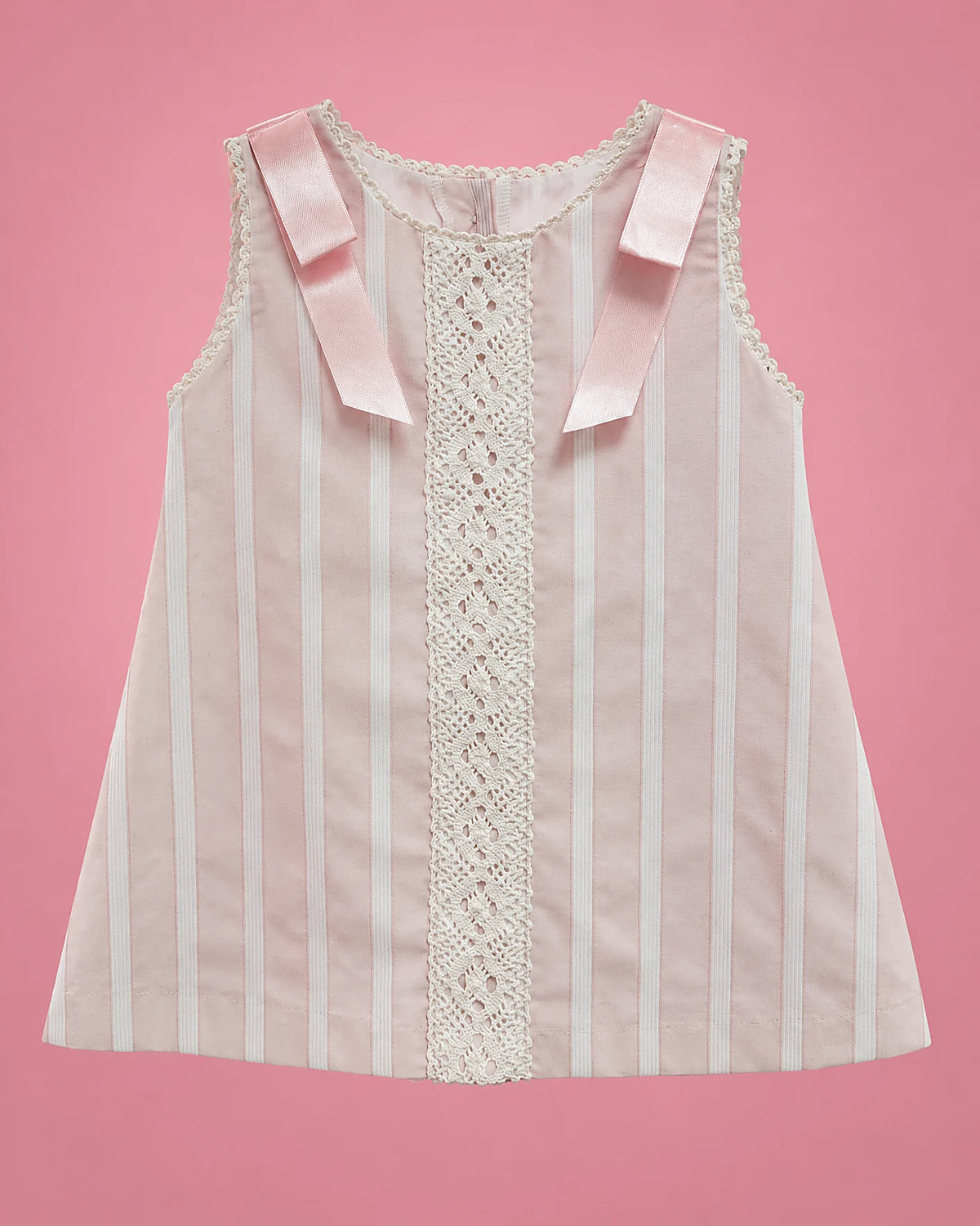 Vestido a rayas rosadas y blancas con cintas rosadas para bebé niña, vista de frente | JR Baby Center