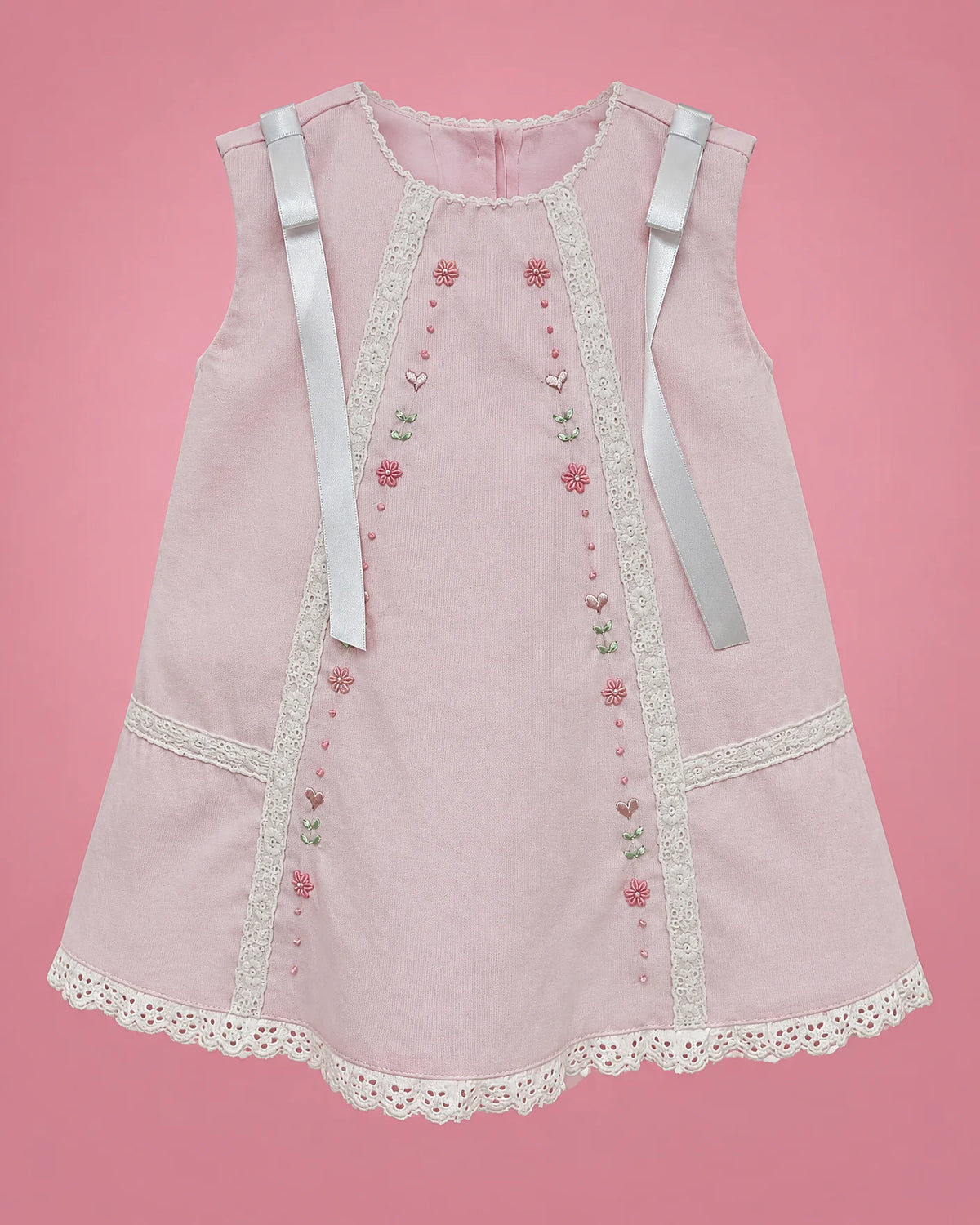 Vestido rosado con flores bordadas y cintas blancas para bebé niña, vista de frente | JR Baby Center