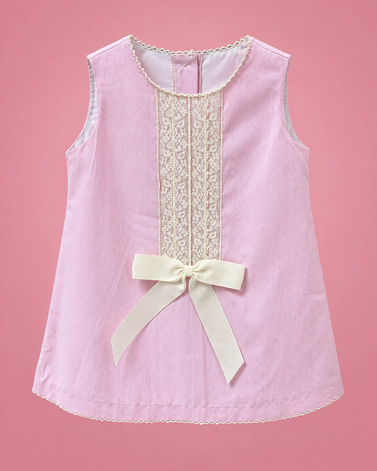 Vestido rosado sin mangas con encaje y lazo crema para bebé niña, vista de frente | JR Baby Center