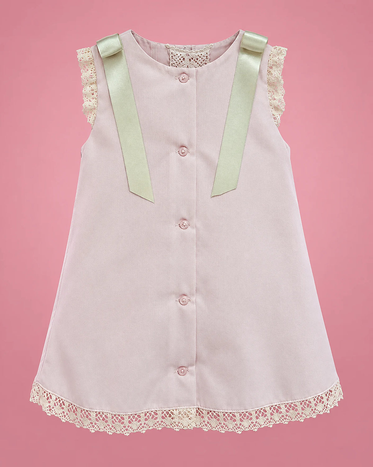 Vestido rosado con encaje crema, perlitas y lazos de cinta para bebé niña, vista de espalda | JR Baby Center