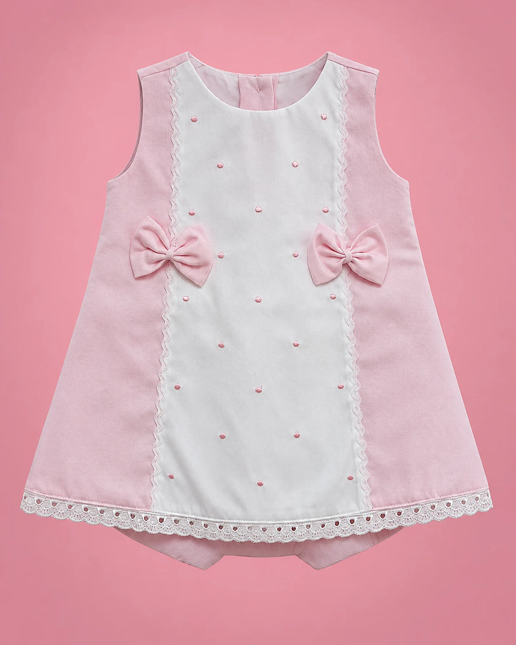 Vestido rosado con panel blanco, lacitos y bombacho para bebé niña, vista de frente | JR Baby Center