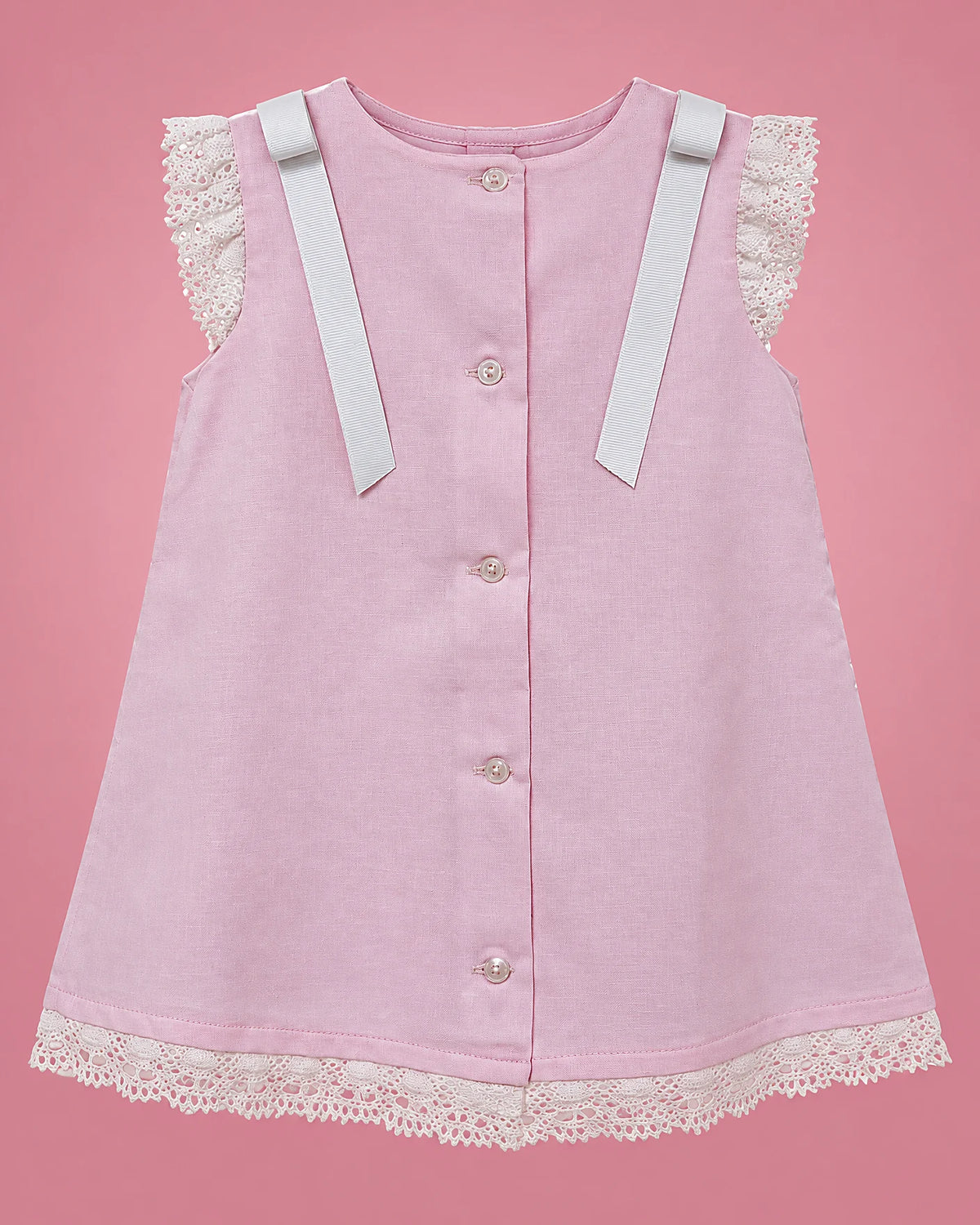 Vestido rosado con pliegues, florecitas bordadas y cintas para bebé niña, vista de espalda | JR Baby Center