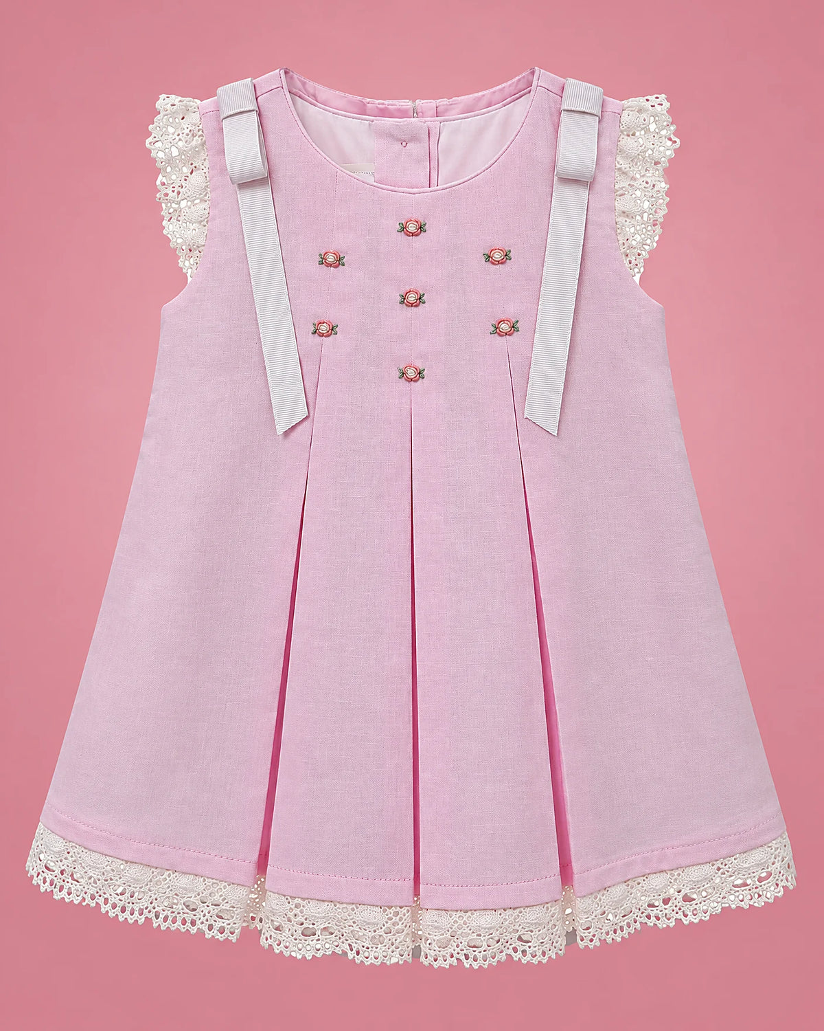 Vestido rosado con pliegues, florecitas bordadas y cintas para bebé niña, vista de frente | JR Baby Center