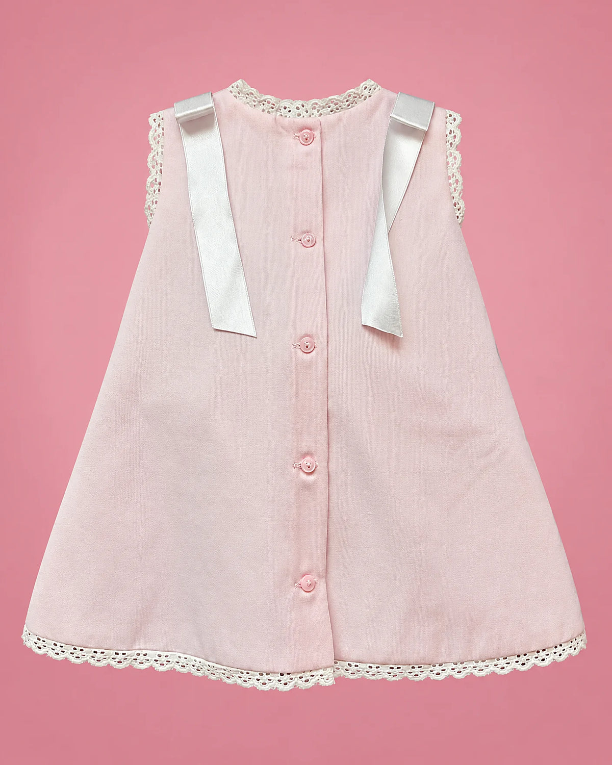 Vestido rosado claro con pliegues y encaje para bebé niña, vista de espalda | JR Baby Center
