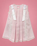Vestido rosado claro con pliegues y encaje para bebé niña, vista de frente | JR Baby Center
