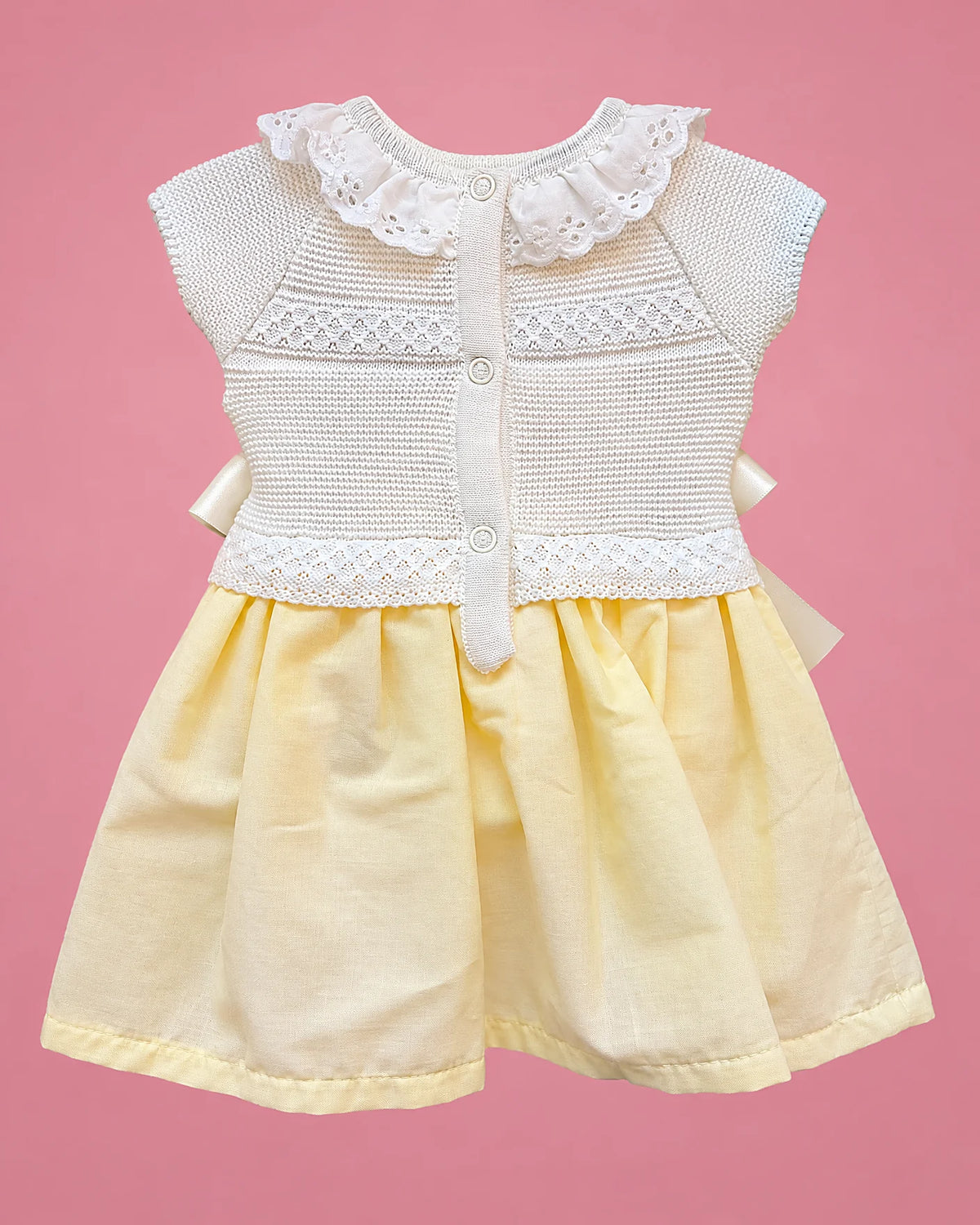 Vestido crema con falda amarilla, cuello de volante y lazos para bebé niña, vista de espalda | JR Baby Center