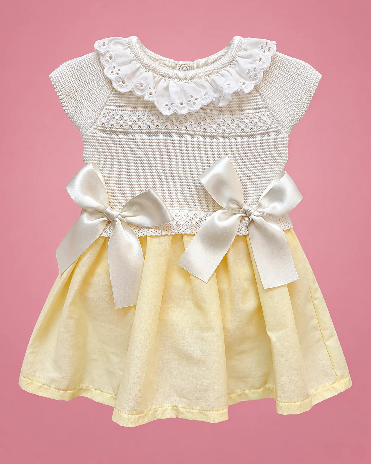 Vestido crema con falda amarilla, cuello de volante y lazos para bebé niña, vista de frente | JR Baby Center