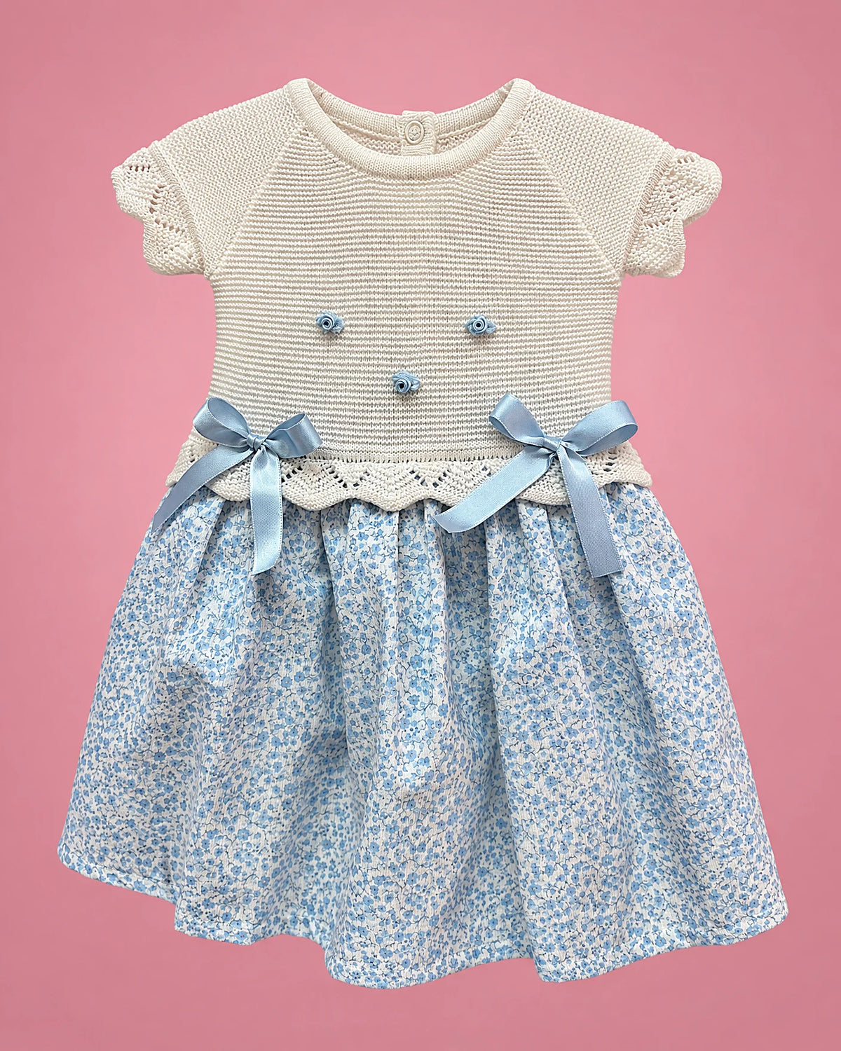 Vestido crema con falda azul floral y lazos celestes para bebé niña, vista de frente | JR Baby Center