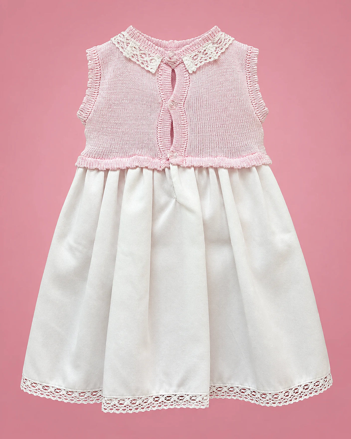 Vestido sin mangas rosado y blanco con lacitos y encaje para bebé niña, vista de espalda | JR Baby Center