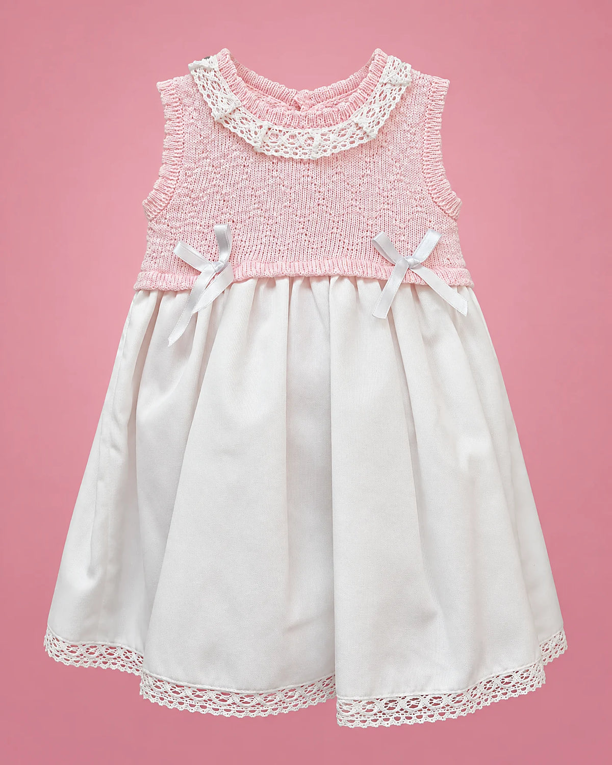 Vestido sin mangas rosado y blanco con lacitos y encaje para bebé niña, vista de frente | JR Baby Center