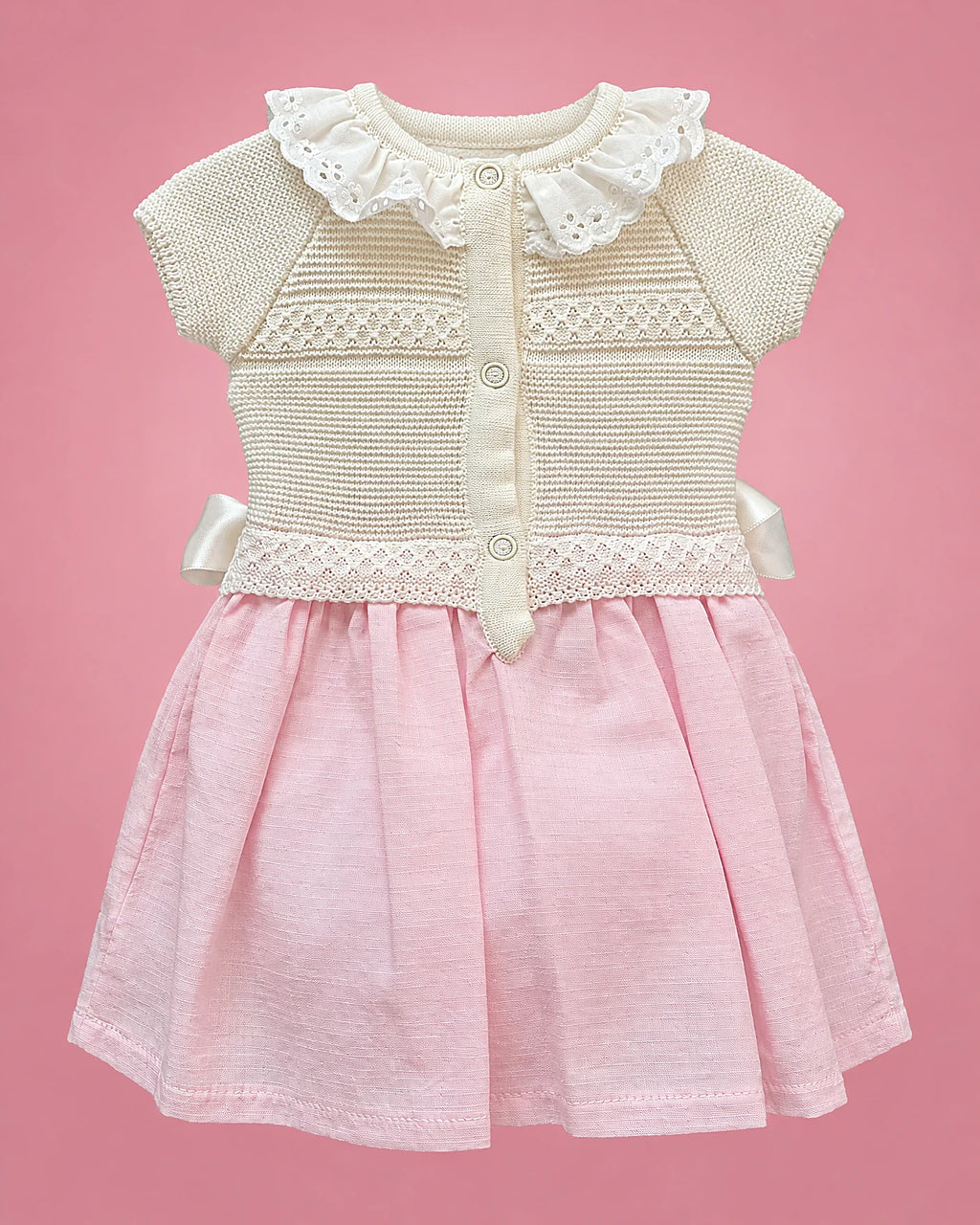 Vestido crema con falda rosada, cuello de volante y lazos para bebé niña, vista de espalda | JR Baby Center