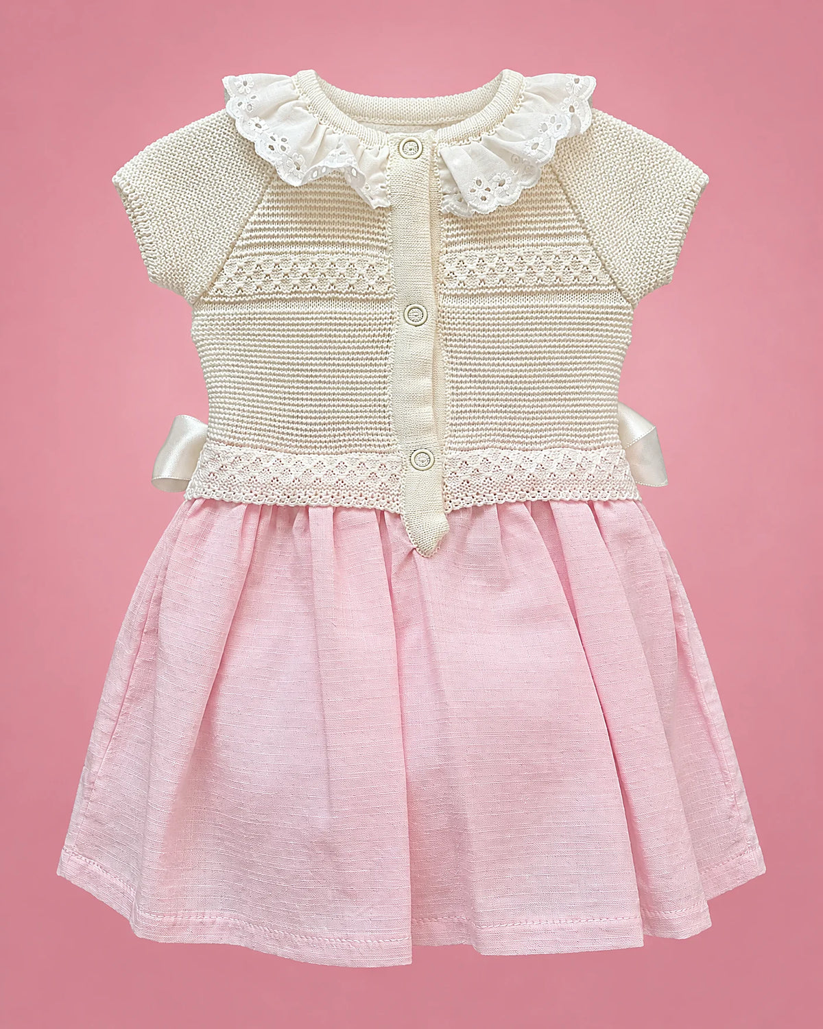 Vestido crema con falda rosada, cuello de volante y lazos para bebé niña, vista de espalda | JR Baby Center