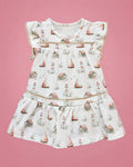 Vestido blanco con veleros, faros y casitas para bebé niña, vista de frente | JR Baby Center