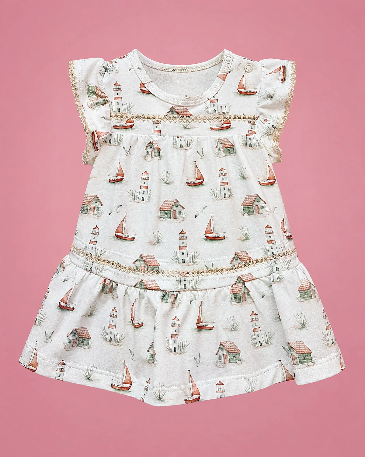 Vestido blanco con veleros, faros y casitas para bebé niña, vista de frente | JR Baby Center
