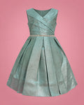 Vestido verde con brillo para niña, vista de frente | JR Baby Center