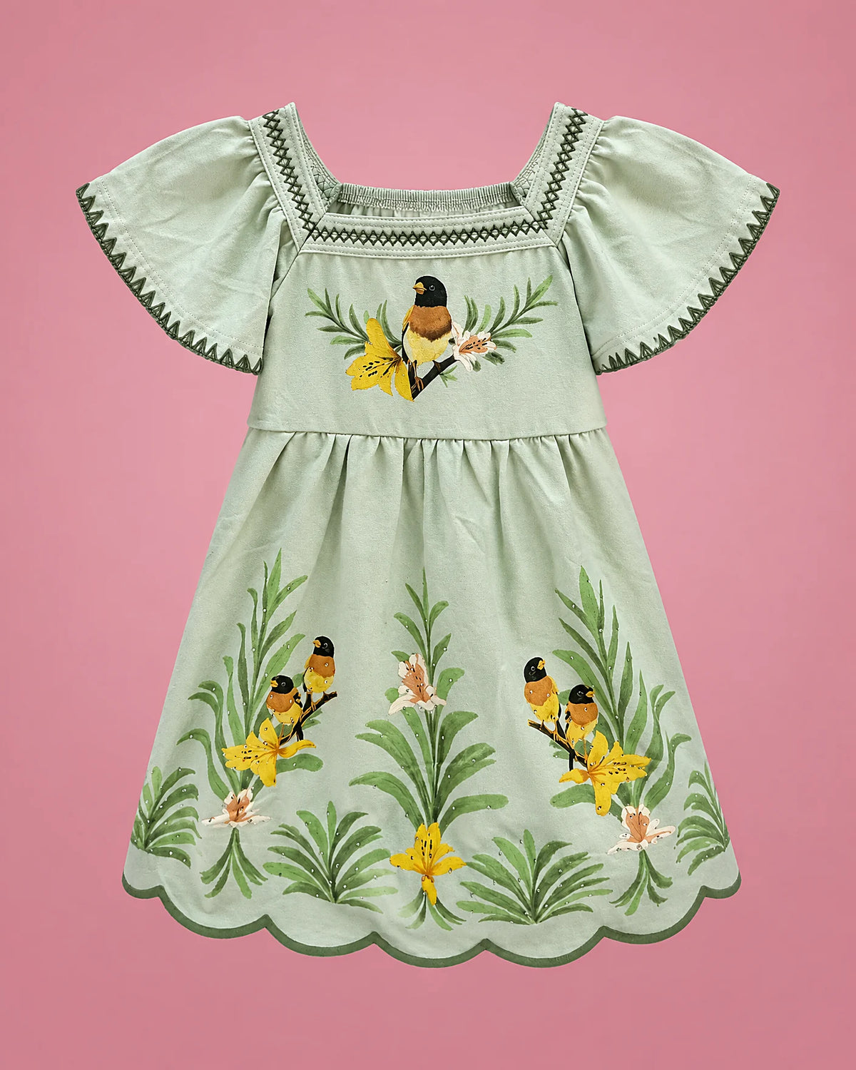 Vestido verde menta con pájaros y flores amarillas para niña, vista de frente | JR Baby Center