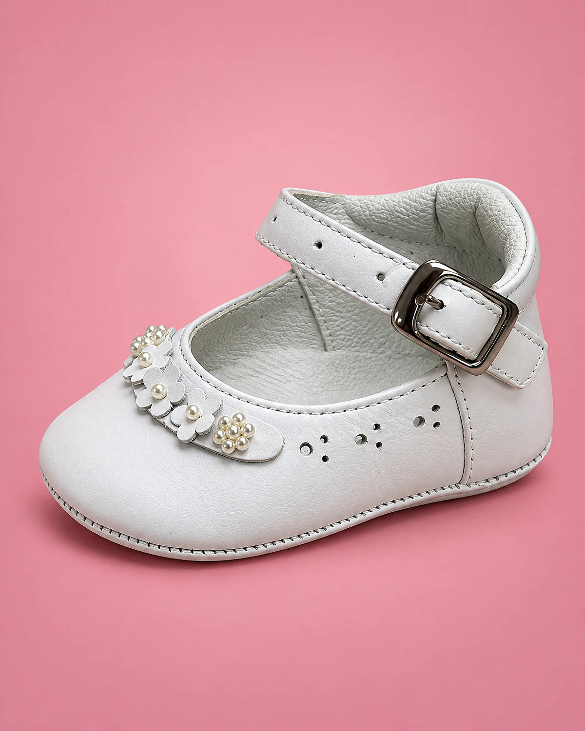 Zapatos de bautizo con perlas para bebé niña, blancos, vista de lado | JR Baby Center