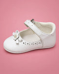 Zapatos de bautizo con lazo para bebé niña, blancos, vista de lado | JR Baby Center