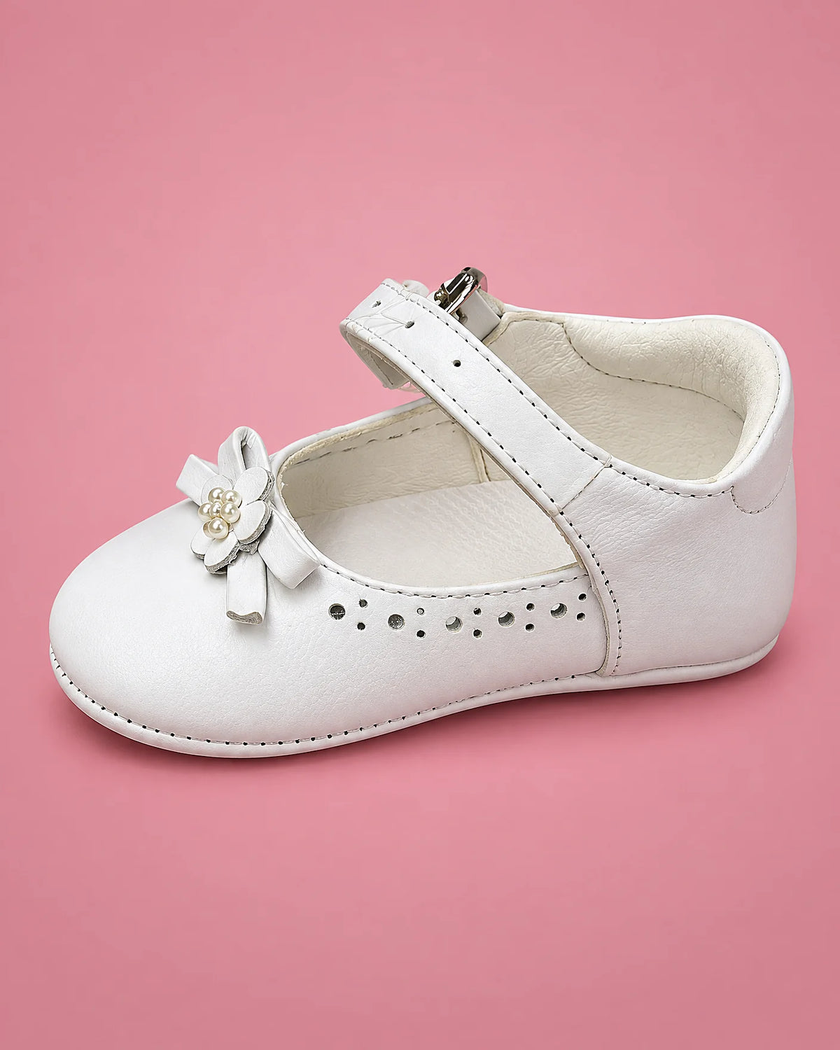Zapatos de bautizo con lazo para bebé niña, blancos, vista de lado | JR Baby Center