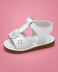 Sandalias de bautizo con flor para bebé niña, blancos, vista de lado | JR Baby Center