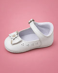 Zapatos de bautizo con lazo grande para bebé niña, blancos, vista de lado | JR Baby Center