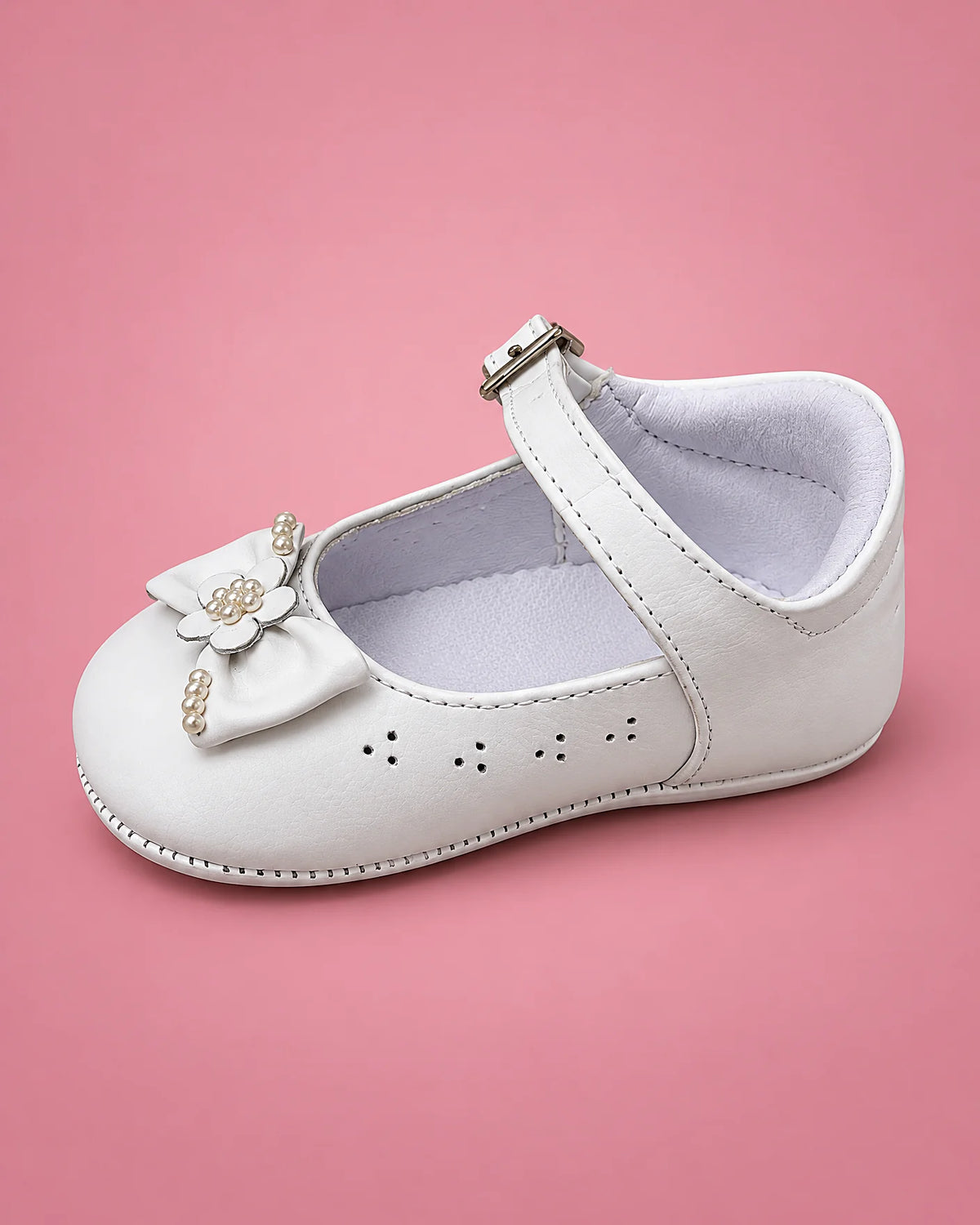 Zapatos de bautizo con lazo grande para bebé niña, blancos, vista de lado | JR Baby Center