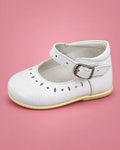 Zapatos de bautizo con hebilla para bebé niña, blancos, vista de lado | JR Baby Center