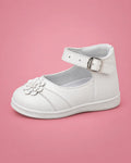 Zapatos de bautizo con flor para bebé niña, blancos, vista de lado | JR Baby Center