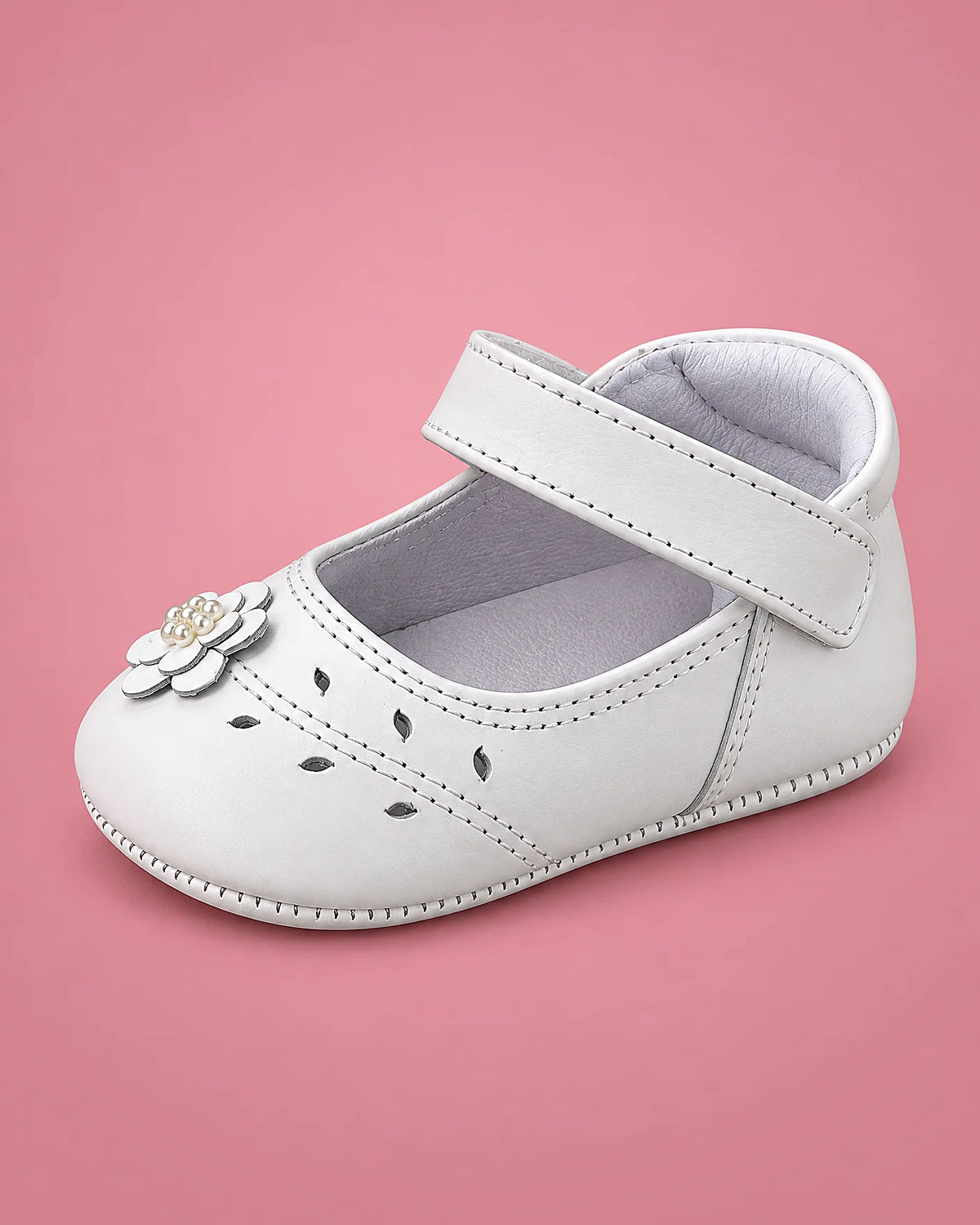 Zapatos de bautizo con velcro para bebé niña, blancos, vista de lado | JR Baby Center