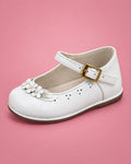 Zapatos de bautizo con hebilla dorada para bebé niña, blancos, vista de lado | JR Baby Center