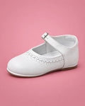 Zapatos de bautizo sencillos para bebé niña, blancos, vista de lado | JR Baby Center