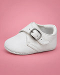 Zapatitos de bautizo con hebilla para bebé niña, blancos, vista de lado | JR Baby Center