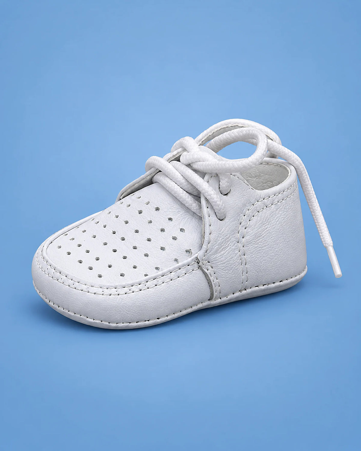 Zapatitos de bautizo con cordones para bebé niño, blancos, vista de lado | JR Baby Center