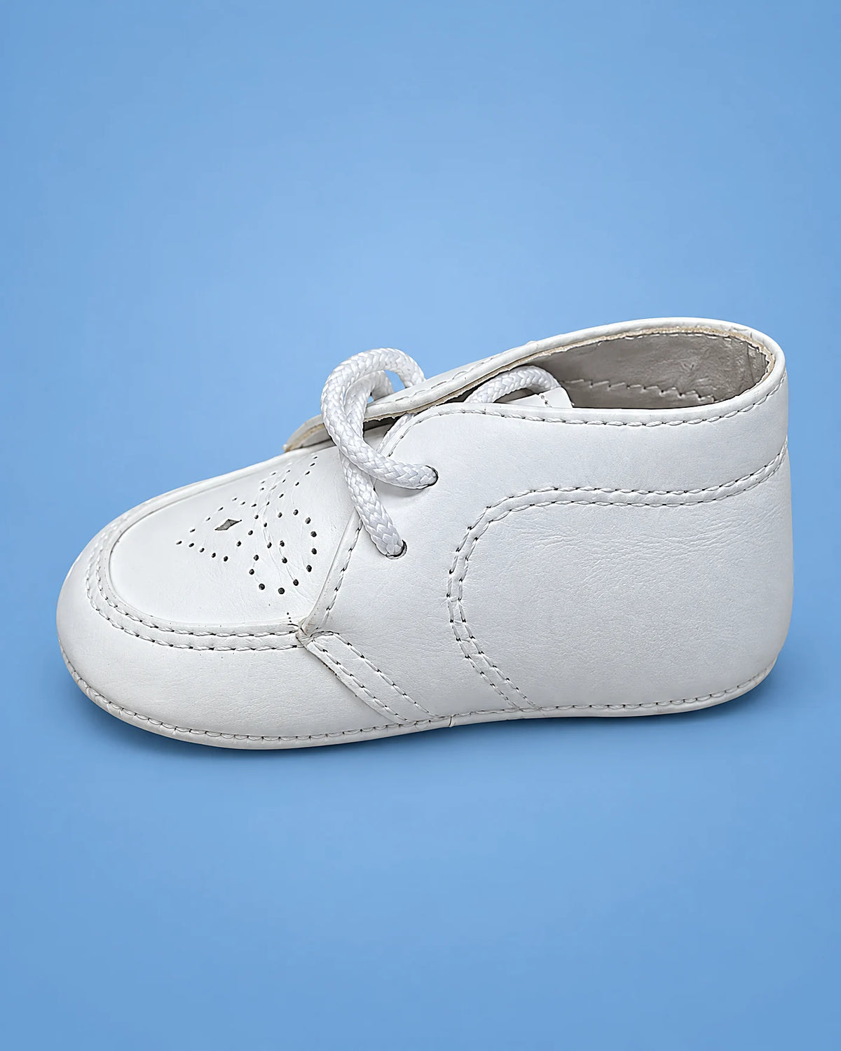 Botitas de bautizo con cordones para bebé niño, blancos, vista de lado | JR Baby Center