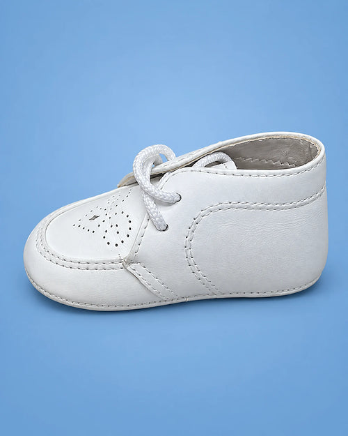 Botitas de bautizo con cordones para bebé niño, blancos, vista de lado | JR Baby Center