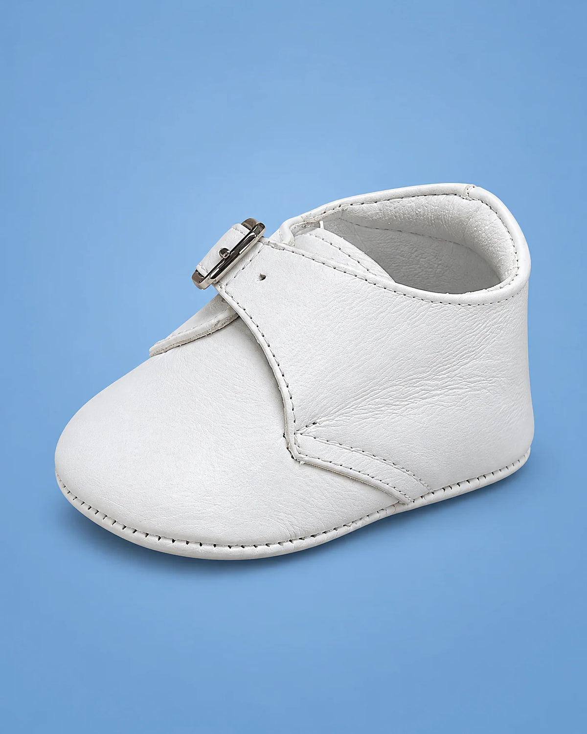 Zapatitos de bautizo con hebilla al lado para bebé niño, blancos, vista de lado | JR Baby Center