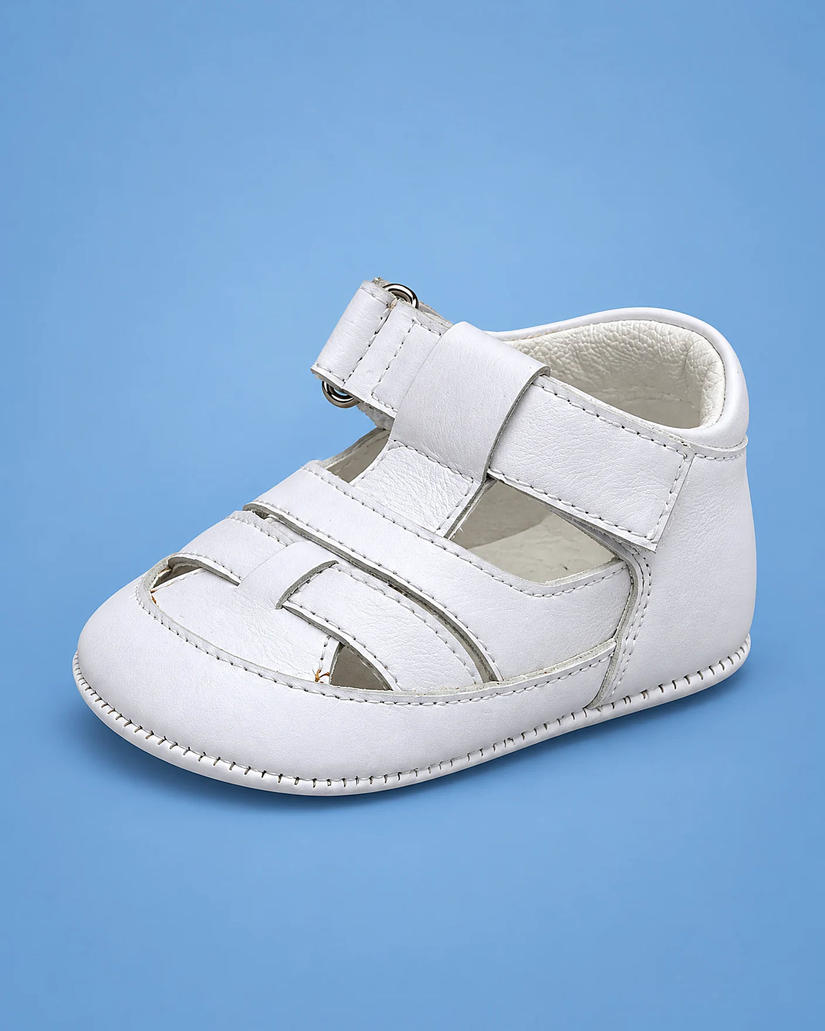 Sandalitas de bautizo con velcro para bebé niño, blancos, vista de lado | JR Baby Center