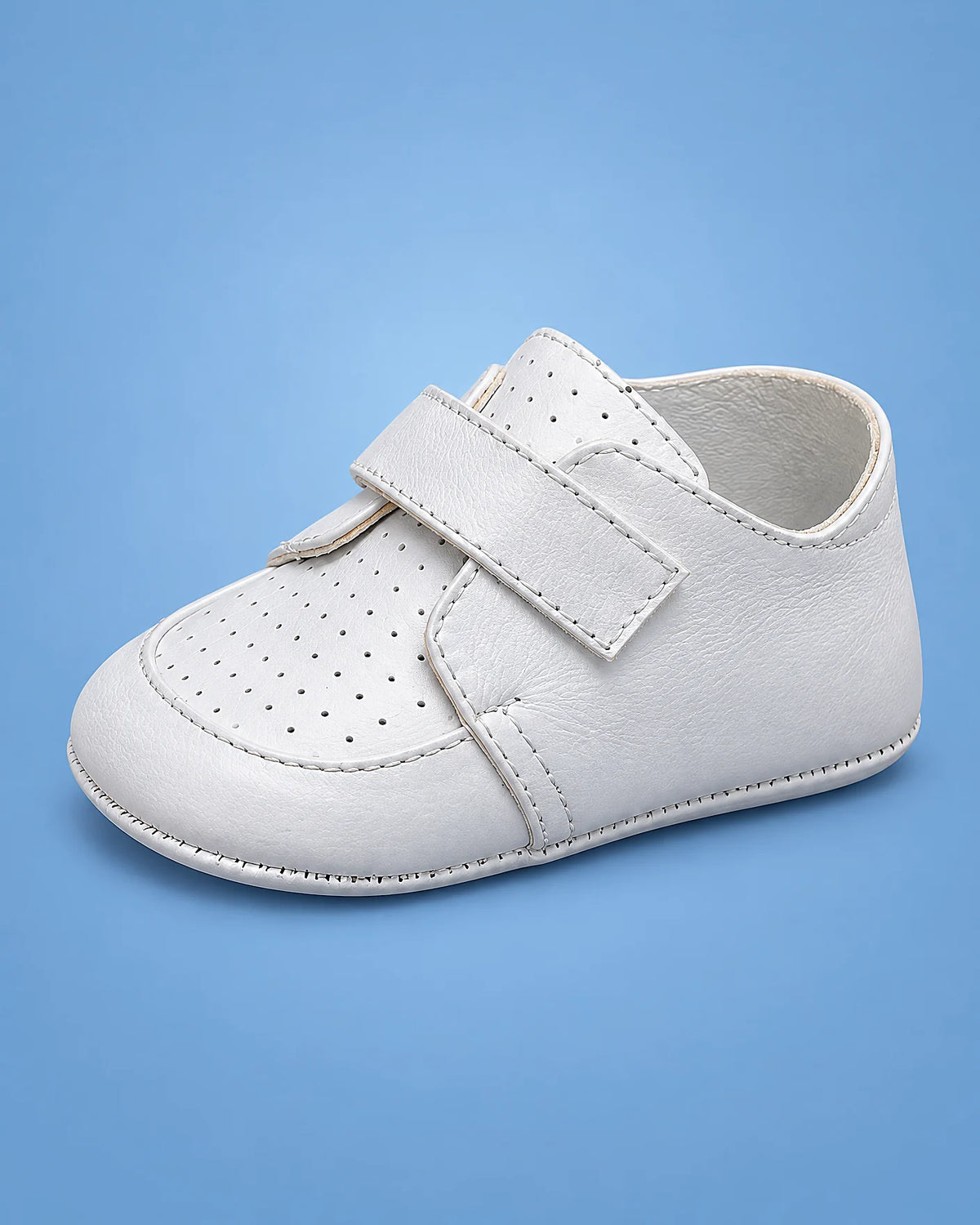 Zapatitos de bautizo con puntitos para bebé niño, blancos, vista de lado | JR Baby Center