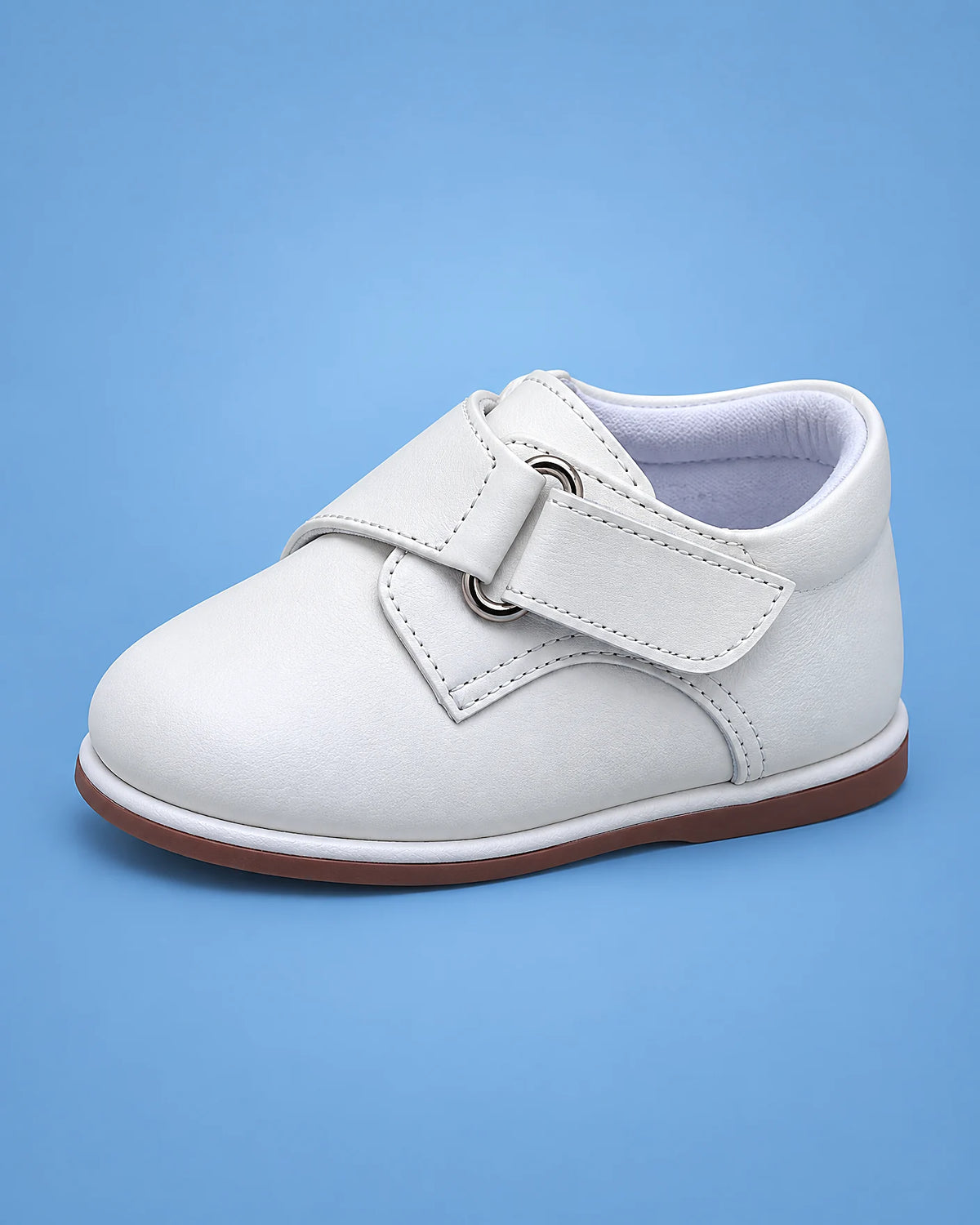 Zapatos de bautizo con tira para bebé niño, blancos, vista de lado | JR Baby Center