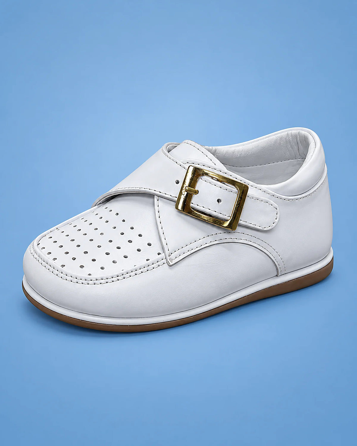 Zapatos de bautizo con hebilla y puntitos para bebé niño, blancos, vista de lado | JR Baby Center