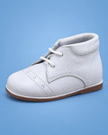 Botas de bautizo para bebé niño, blancos, vista de lado | JR Baby Center